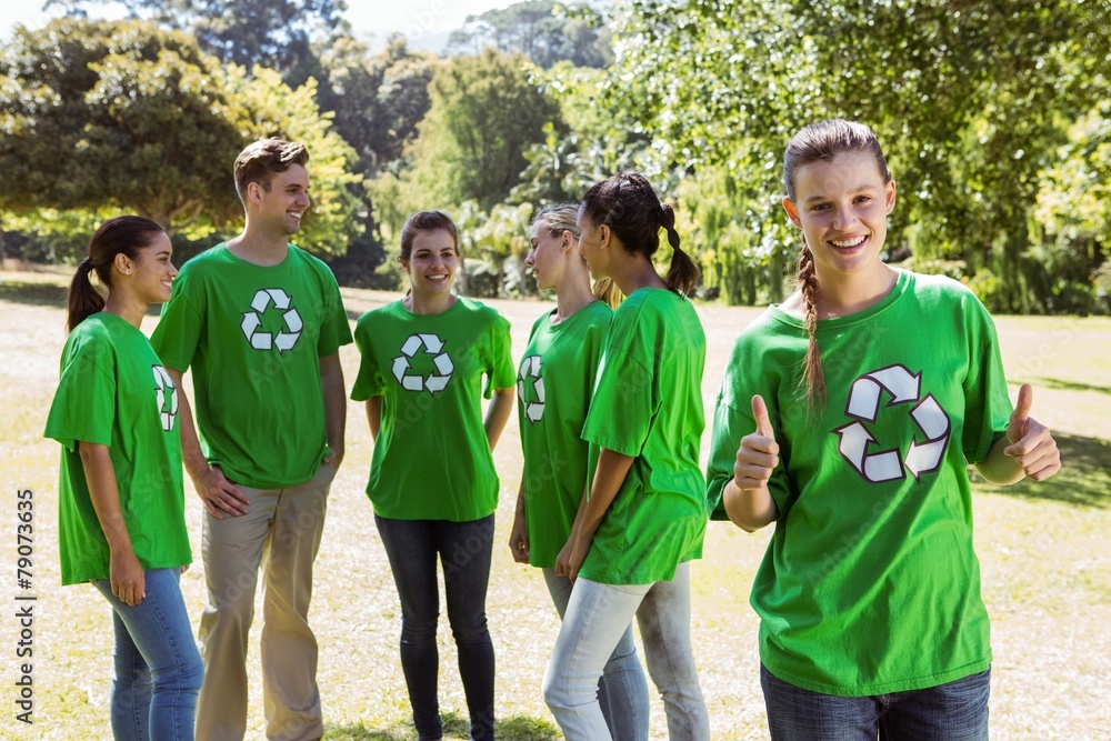 Obraz premium Environmental activist showing thumbs up