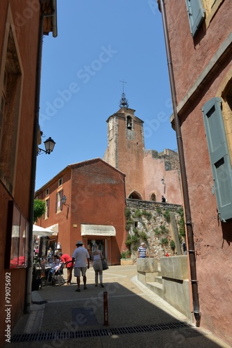 Fototapeta Naklejka Na Ścianę i Meble -  Rathausplatz mit Kirche in Roussillon Provence