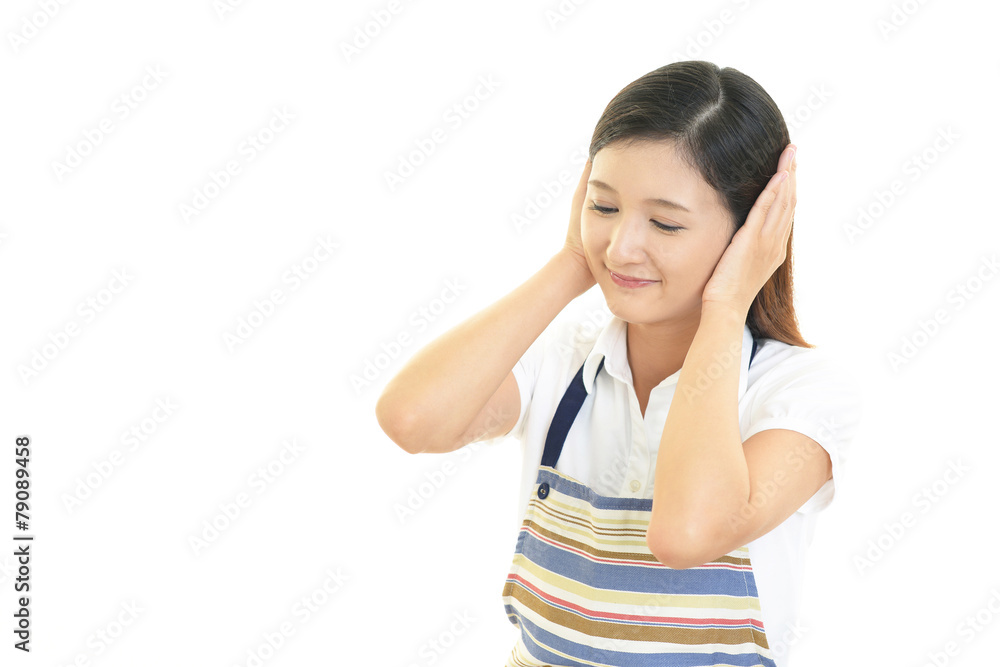 耳を押さえる女性 耳を押さえる女性