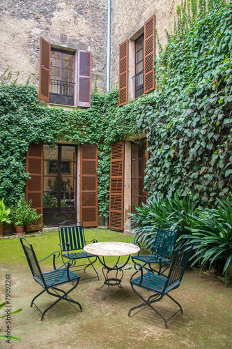 Courtyard cafe with trees and dense foliage.