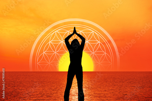 Frau mit Sonnuntergang am Meer