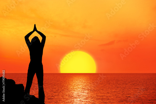Frau am Meer bei Sonnenuntergang