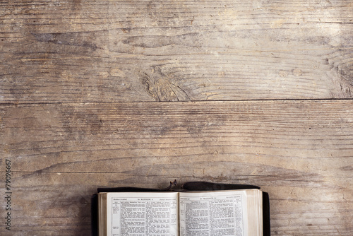 Fotografia Biblia na drewnianym biurku