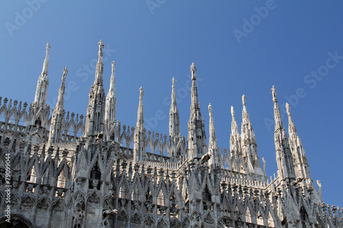 Duomo di Milano; serie di guglie con santi
