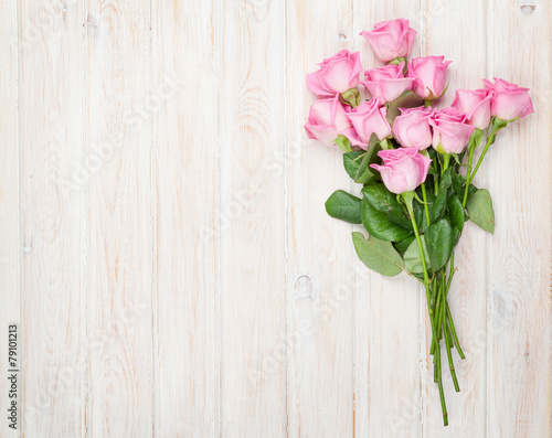 Fototapeta Naklejka Na Ścianę i Meble -  Pink roses bouquet over wooden table