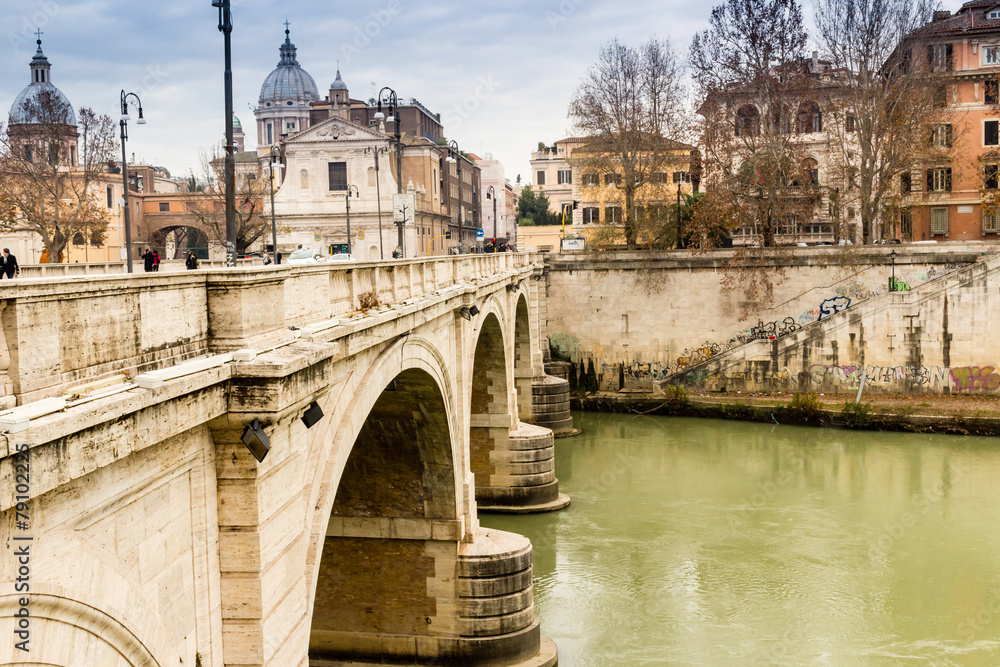 Obraz premium Most nad Tybrem w centrum Rzymu