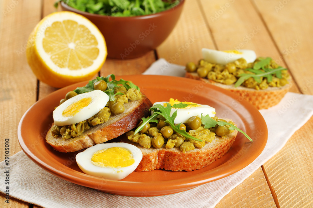 Sandwiches with green peas paste and boiled egg