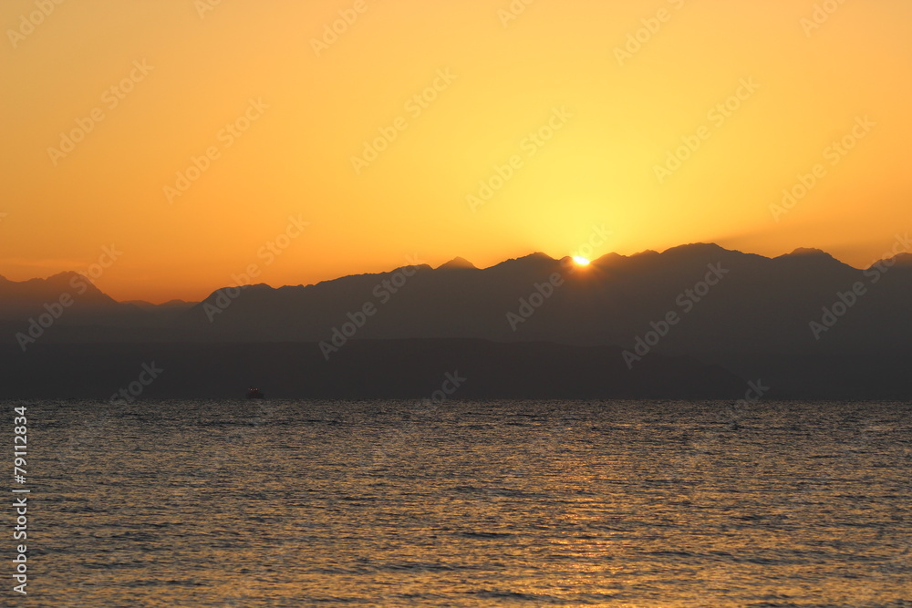 Красивый восход солнца в горах Иордании у Красного моря