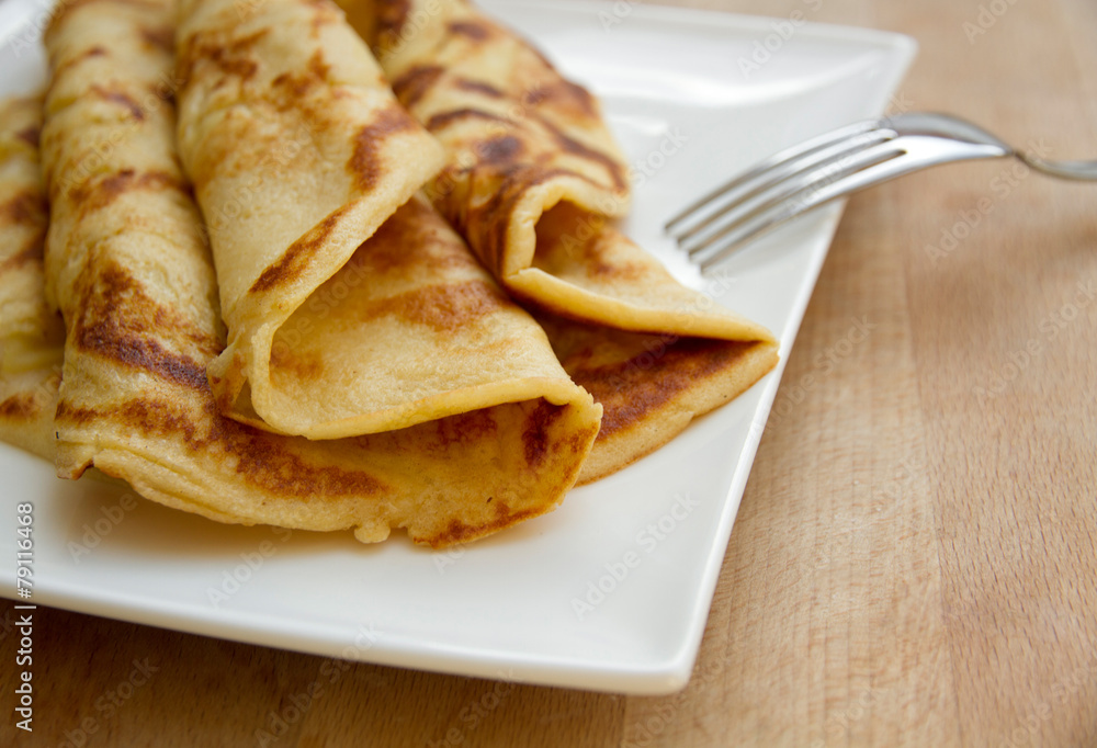 Pfannkuchen auf Teller mit Gabel Pfannkuchen auf Teller mit Gabel