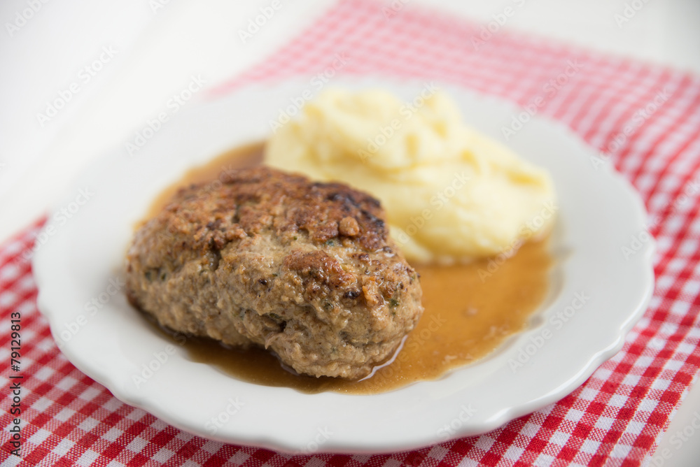 Frikadelle mit Kartoffelpüree