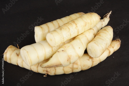 Foto Organic arrowroot tubers.