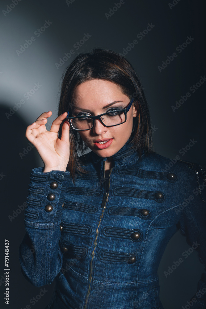 суксуальная девушка в очках