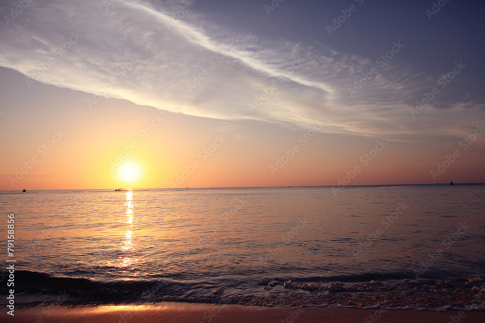 Naklejka premium Sea beach sunset gold