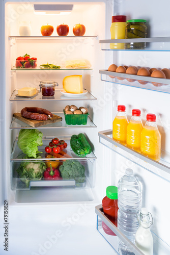 Geöffneter Kühlschrank gefüllt mit Lebensmitteln