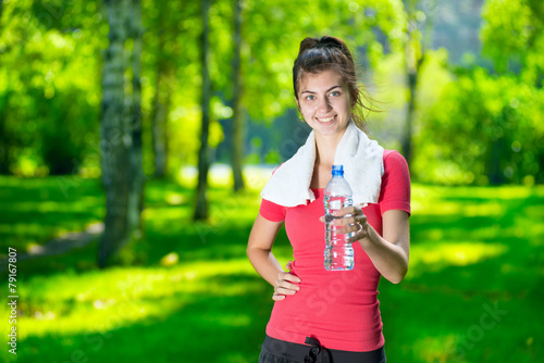 Fototapeta Naklejka Na Ścianę i Meble -  Young woman drinking water
