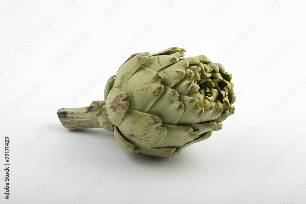 Fototapeta premium alcachofa sobre fondo blanco