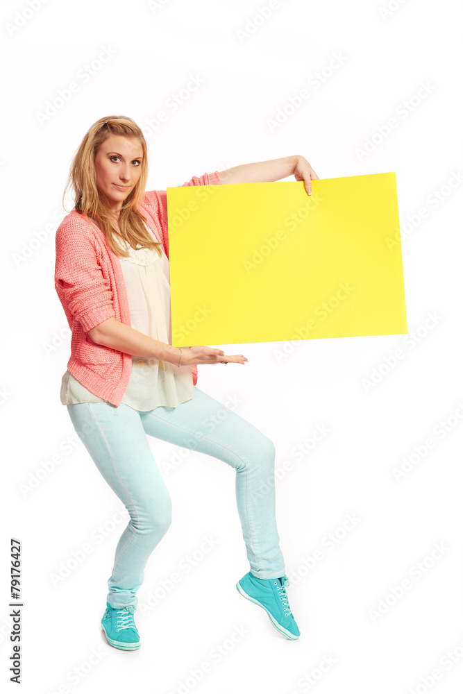Junge flippige Frau mit gelben Schild Junge flippige Frau mit gelben Schild