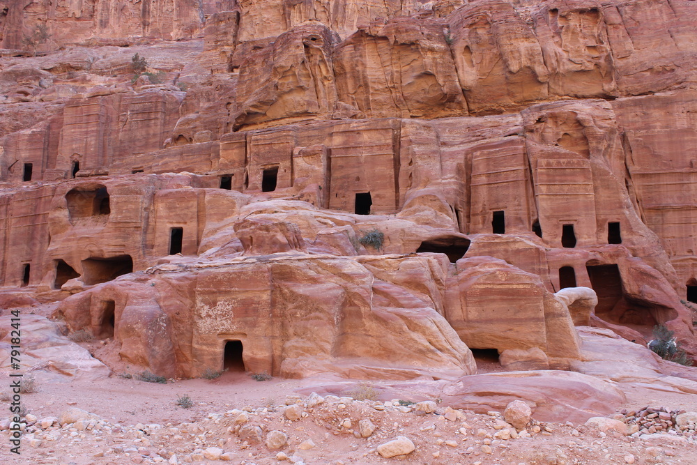 Пещеры в древнем городе у каньона