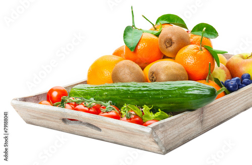 Obst und Gemüse auf Holztablett