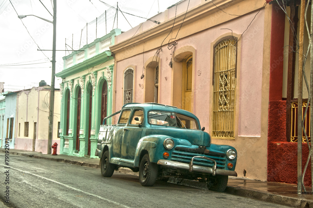 Grüner Oldtimer in Kuba