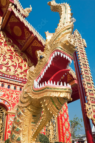 Dragon sculpture at entrance to temple Klang Wiang