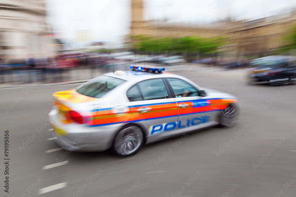Polizeiwagen in London in Bewegungsunschärfe Polizeiwagen in London in Bewegungsunschärfe