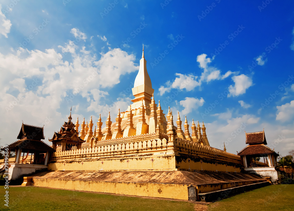 Fototapeta premium Golden pagada in temple Pha That Luang, Vientiane, Laos