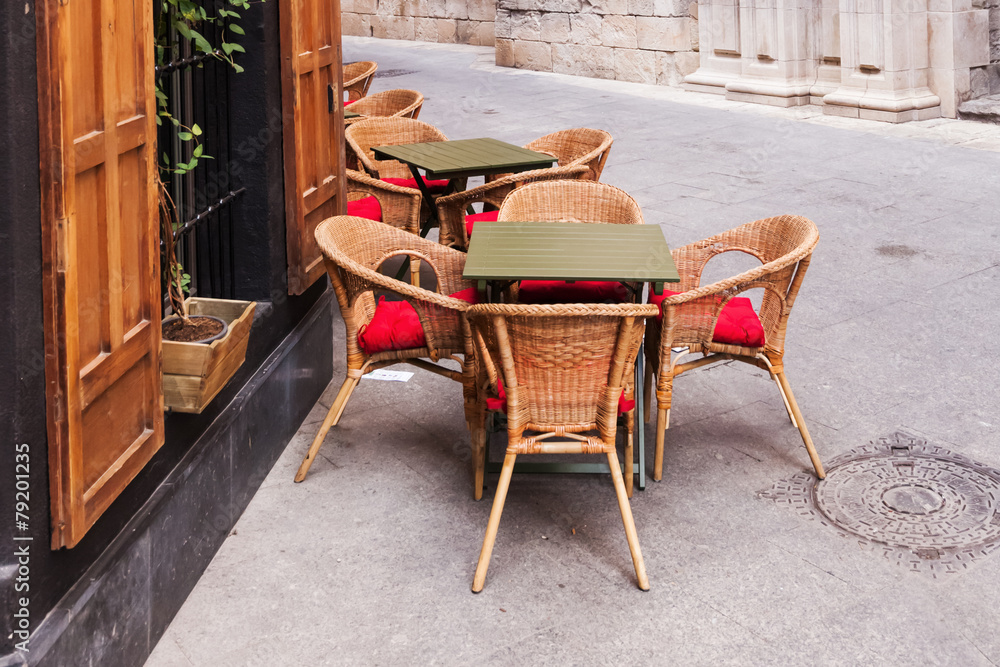 Tische und Stühle an einem Straßenrestaurant Tische und Stühle an einem Straßenrestaurant