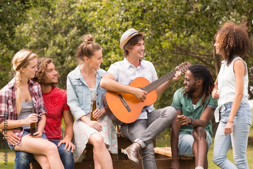 Obraz premium Szczęśliwi przyjaciele w parku