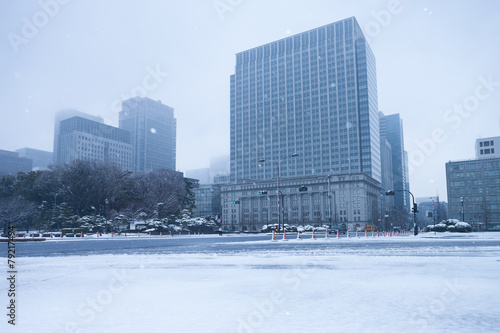 大雪の皇居外苑から見た丸の内のオフィスビル街