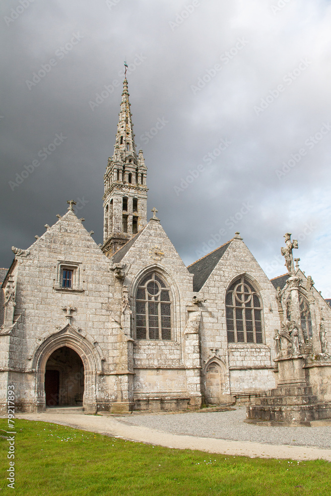 Eglise Saint Fiacre sous ciel couvert, Guengat, Finistère