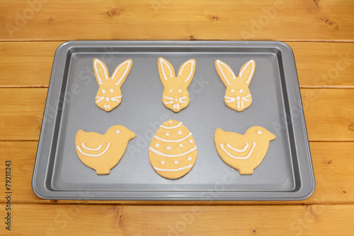 Foto Easter cookies decorated with white frosting