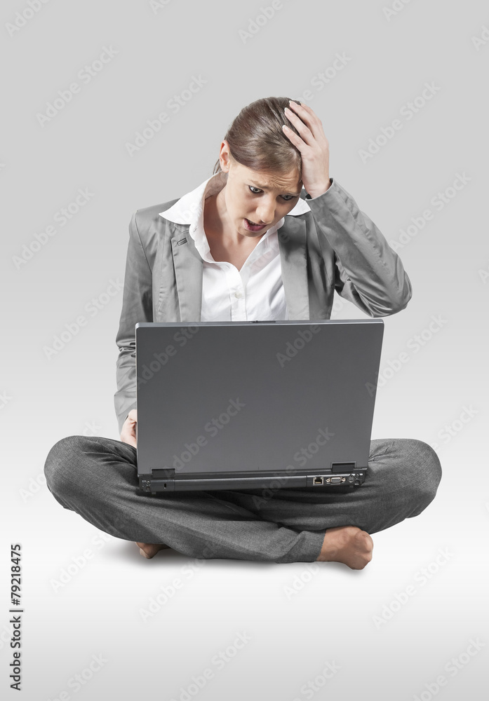 Frau mit Laptop sitzend am Boden Frau mit Laptop sitzend am Boden