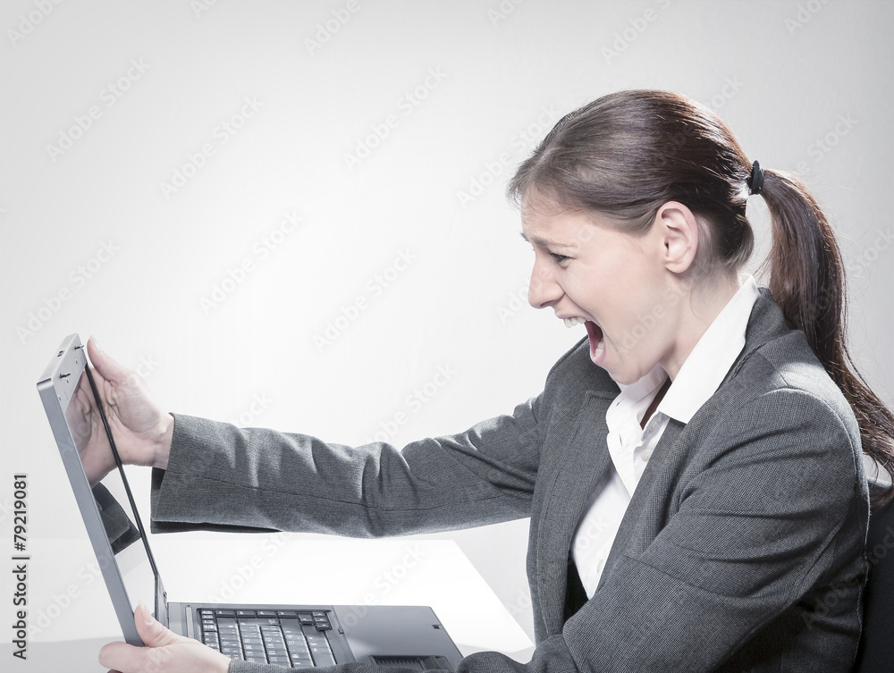 Junge Frau vor Laptop am Schreien Junge Frau vor Laptop am Schreien
