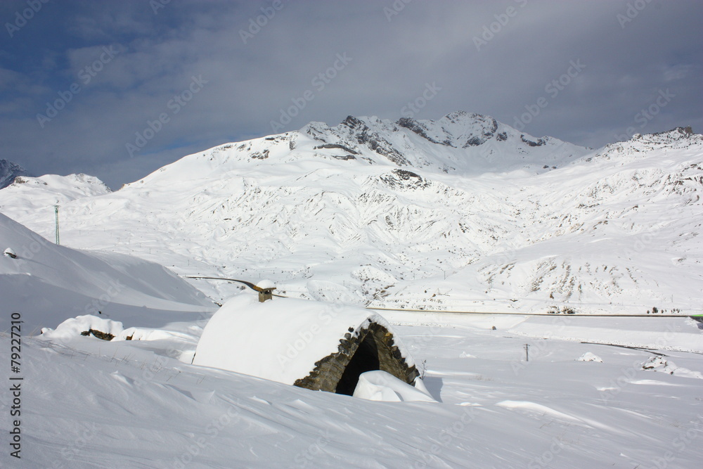 Vistas del Valle de Tena en invierno, montañas nevadas,