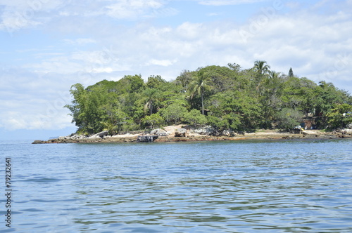 Ilha no mar azul da costa do Rio de Janeiro