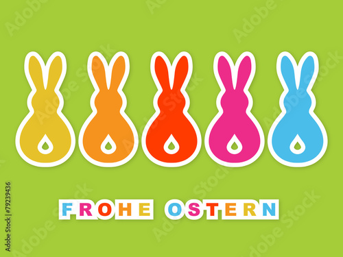 Osterkarte: 6 bunte Hasen von hinten auf grünem Hintergrund
