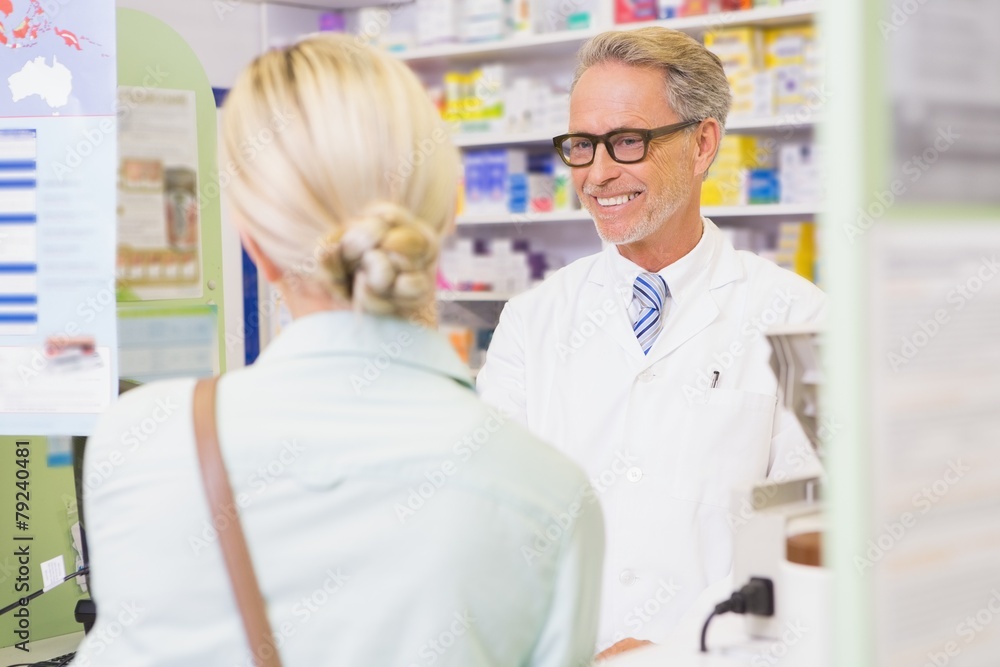 Obraz premium Senior pharmacist speaking with customer