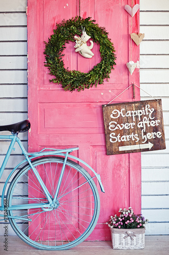 Obraz na płótnie Valentine wreath and sign board on wooden vintage pink door w salonie