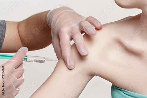 Frau wird geimpft  Vorsorgeimpfung