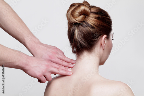 Frau mit Rückenschmerzen, ambulante Medizin
