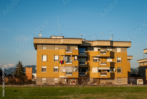 Facciata palazzi pololari, immobili residenziali