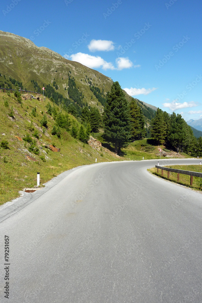 Fototapeta premium Straße ins Kaunertal