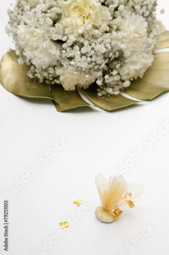 Bouquet di fiori e confetti su sfondo bianco