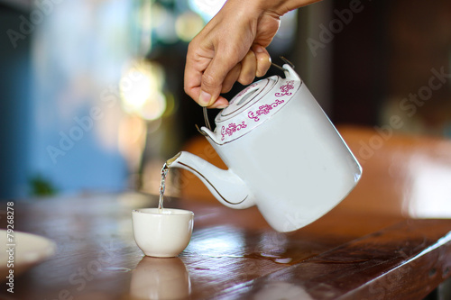 Fotografie Seniors China pouring tea. You Healthy.