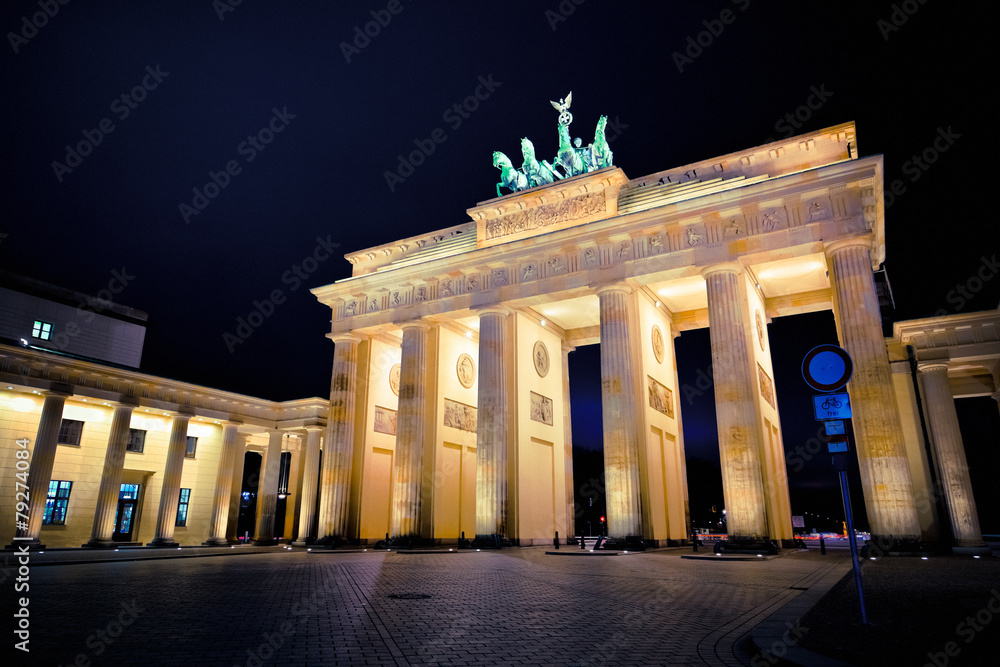 Fototapeta premium Brandenburg Gate in Berlin at Night