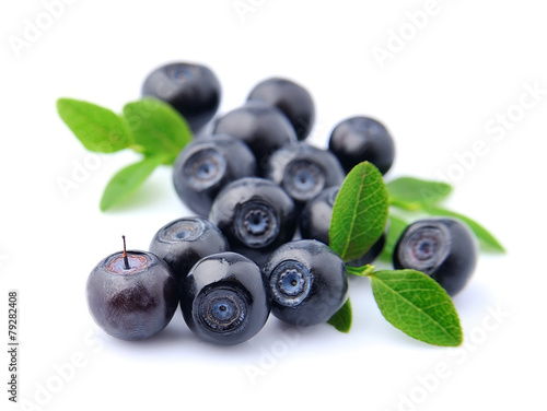 Blueberries with leaves © margo555