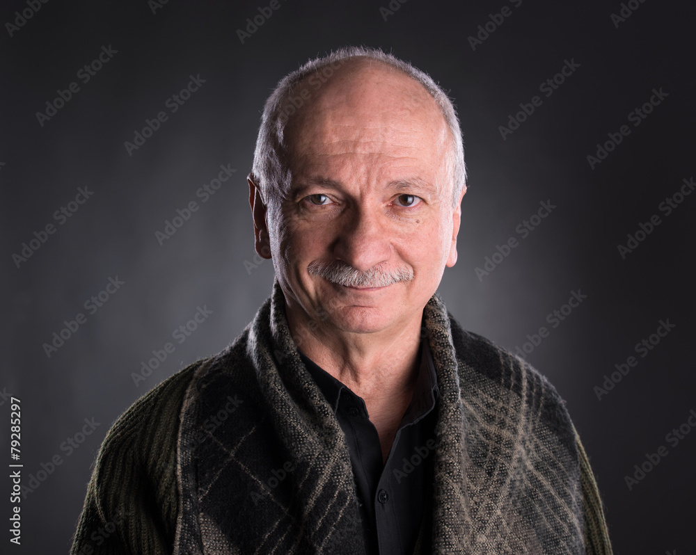Obraz premium Smiling elderly man