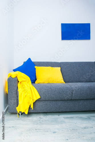 Interior design with blue and yellow details © 2xSamara.com