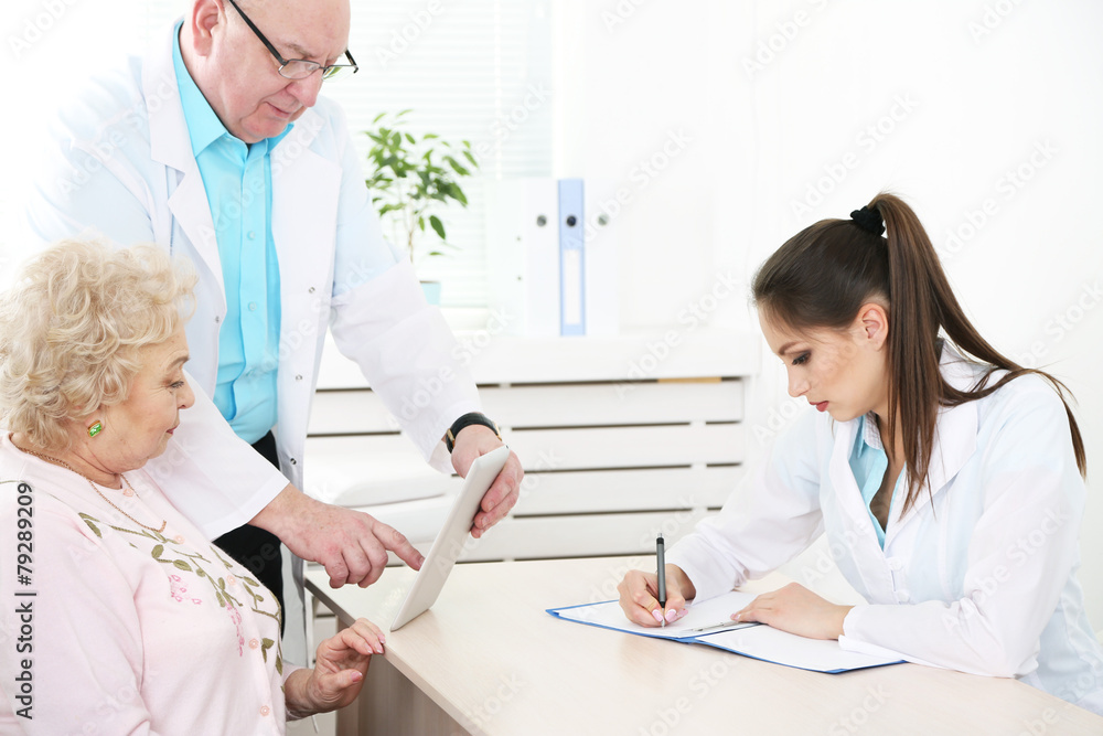 Fototapeta premium Happy doctors and patient in hospital clinic